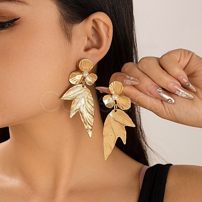 Chic 3D Leaf Zinc Alloy Stud Earrings CN5092-1-1